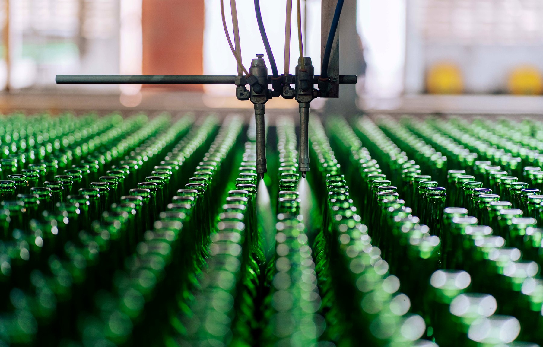 Focused bottle production line with filling heads and conveyors